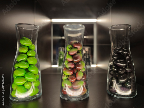 Frasco de cristal con aceitunas verdes y negras