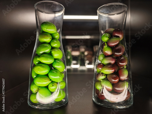 Frasco de cristal con aceitunas verdes y negras