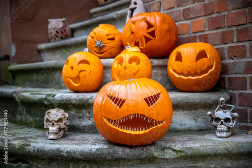 Sechs Kürbisse mit unterschiedlichen Gesichtern. Auch mit Zahnstochern und zugenähten Augen