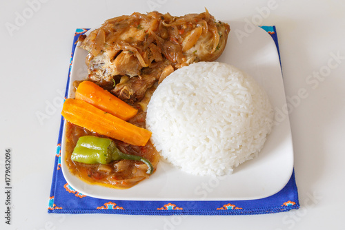 Yassa poulet au riz blanc, spécialité culinaire sénégalaise. Plat africain