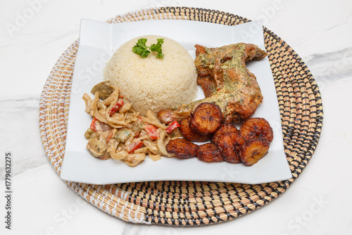 Attiéké au poulet, plat traditionnel ivoirien, spécialité africaine populaire. Cuisine africaine. 