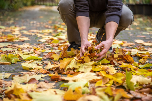 Laub zu Hause auf dem Hof umständlich per Hand aufheben