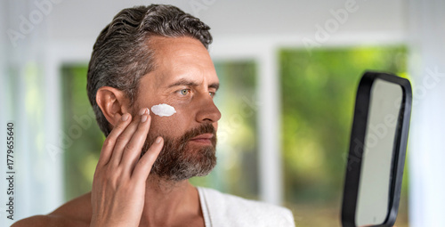Konstfotografi Anti-aging and wrinkle cream
