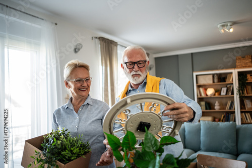 Bild auf Leinwand Senior couple downsizing, carefully packing and moving belongings
