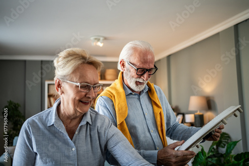 Foto Senior couple enjoying time together at modern home