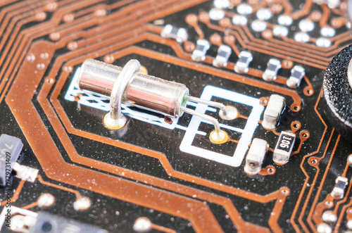 Εκτύπωση καμβά Quartz crystal resonator on old motherboard close up showing vintage computer el