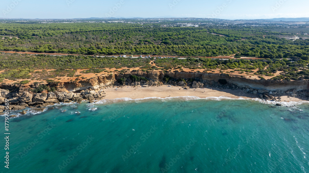 Obraz premium vista aérea de las calas de Roche en Conil de la Frontera, Andalucía