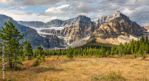 Crowfoot Glacier on the Icefields Parkway in autumn - Canadian Rockies