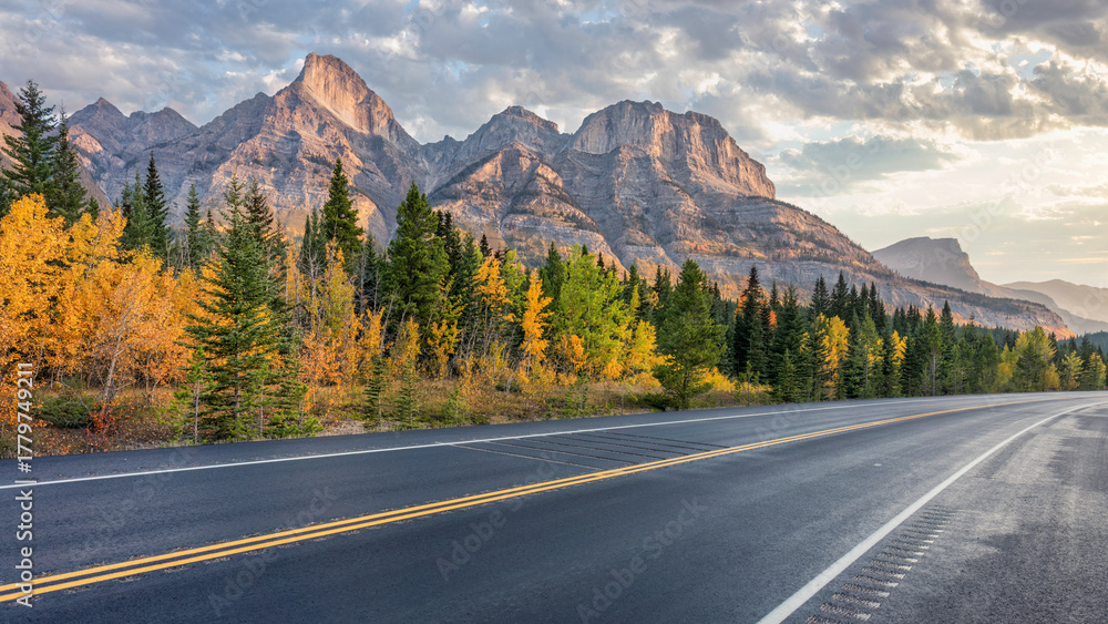 Naklejka premium Autumn Panorama of the David Thompson Highway 11 in Golden Hour morning light - near the Saskatchewan River Crossing entrance to the Icefields Parkway in Banff National Park