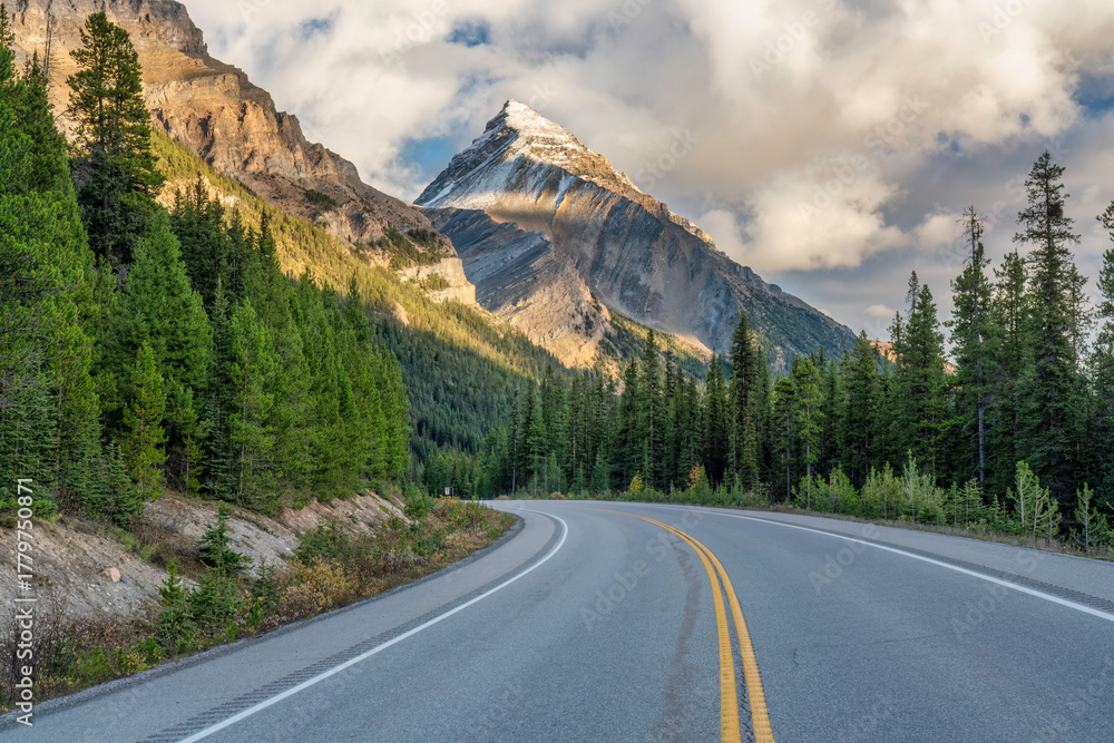 Obraz premium Beautiful mountain peak from the Icefields Parkway - Banff National Park