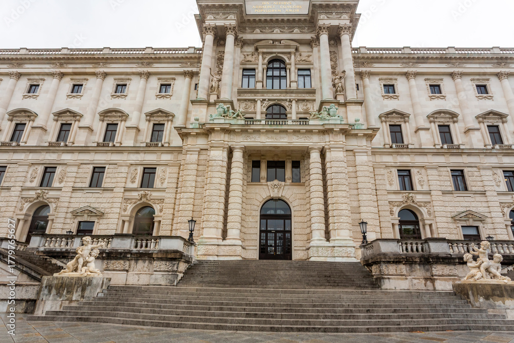 Fototapeta premium State Opera building side view in Vienna, Austria
