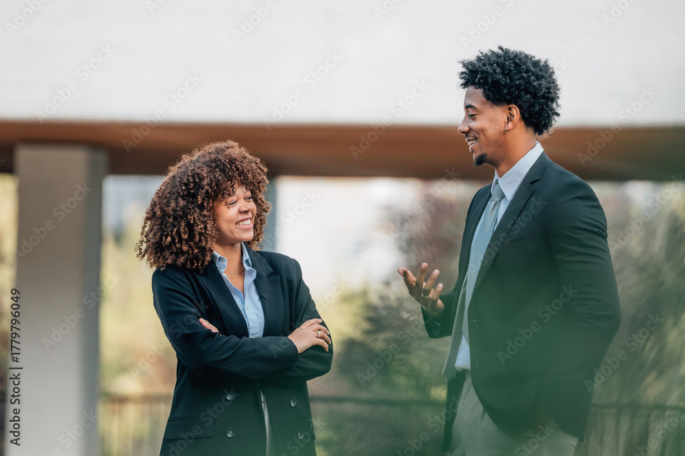 Ταπετσαρία businessman and woman talking on the street