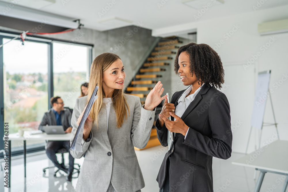 Naklejka premium Businesswomen having a casual discussion in modern office