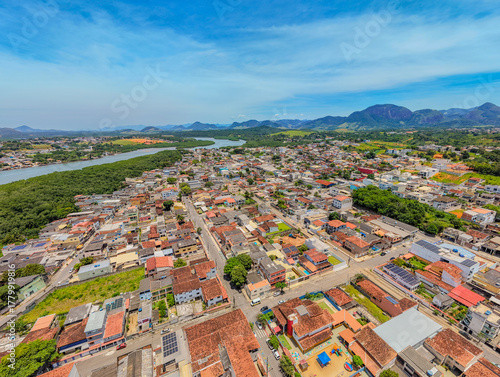 Fotografie Imagem aérea do canal de Guarapari, ao fundo mostrando a praia do morro, o centro da cidade, a ponte e o bairro do Itapebussu