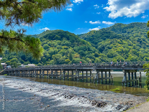 日本の京都の嵐山の渡月橋の風景