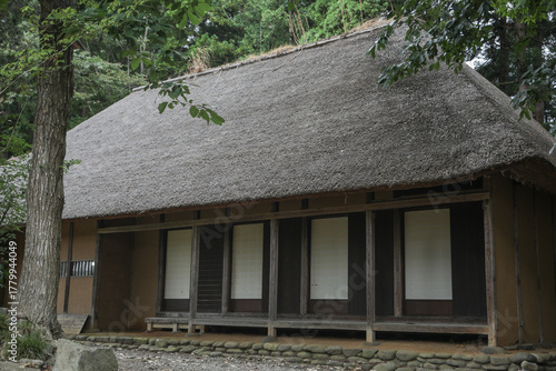 茅葺き屋根の日本建築