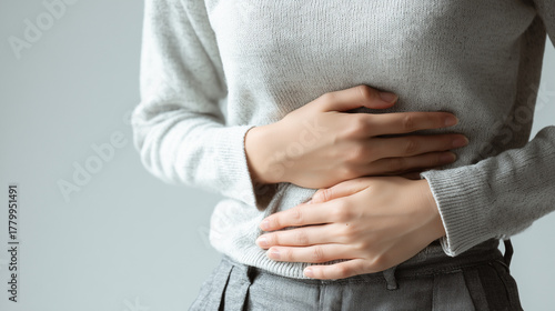 Mulher com dores abdominais, uma possivel má digestão, cólicas menstruais ou uma intolerância alimentar