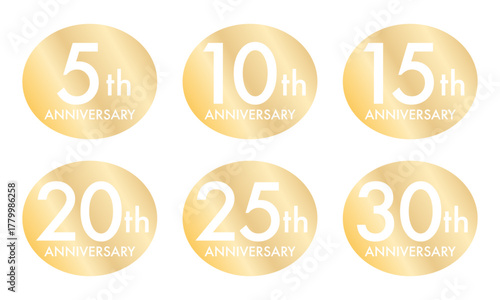 金色の光沢で統一された5周年から30周年までのアニバーサリーエンブレムシリーズ（ベクター素材）