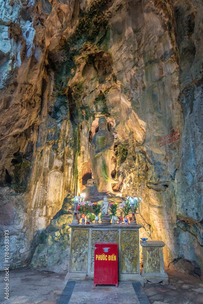 Obraz premium Buddhist pagoda in Huyen Khong cave on Marble Mountain at Da Nang city, Vietnam. Da Nang is biggest city of Middle Vietnam.