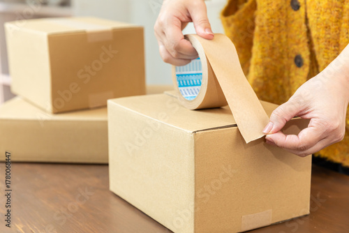 段ボールを梱包する手元