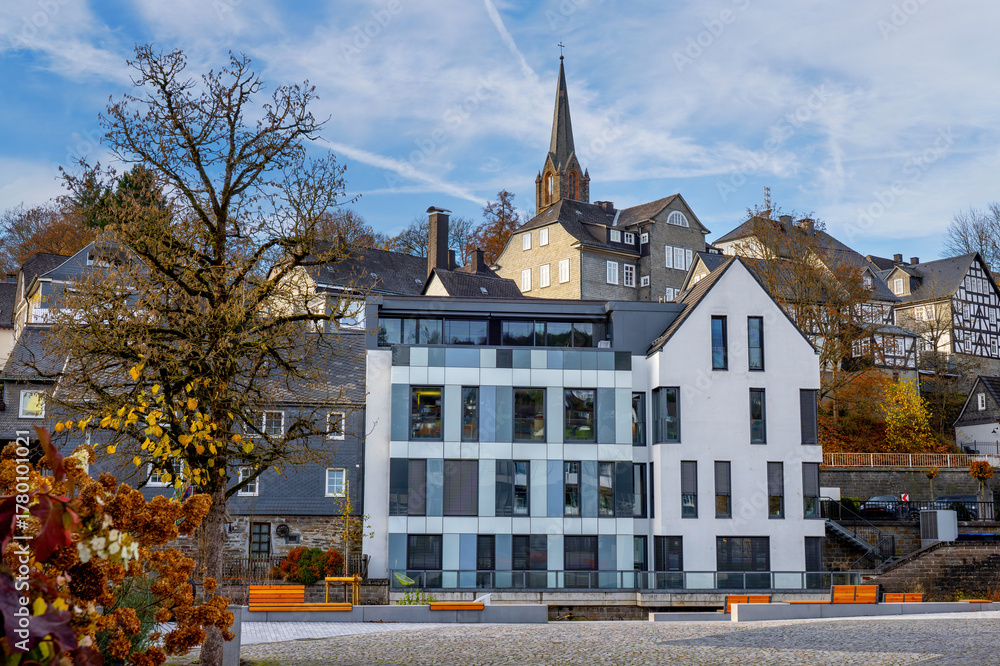 Obraz premium Bad Berleburg, Nordrhein-Westfalen, Deutschland, Stadtmitte Marktplatz, Blick auf die Kirche