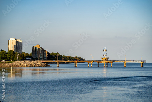 Tableau sur toile View of Brant Street Pier in Burlington on Lake Ontario.