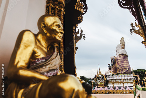 vue sur un bouddha depuis la statue d'un moine, au Wat Plai Laem à Koh Samui