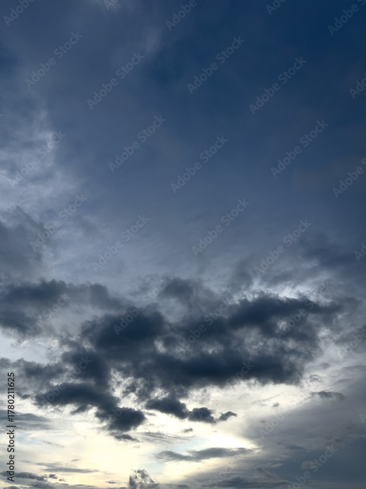 Obraz premium Dramatic Blue Sky with Clouds at Dusk