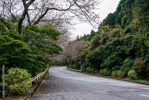 日本箱根の峠とシルバーのSUV