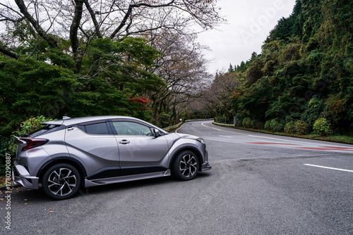 日本箱根の峠とシルバーのSUV