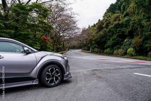 日本箱根の峠とシルバーのSUV