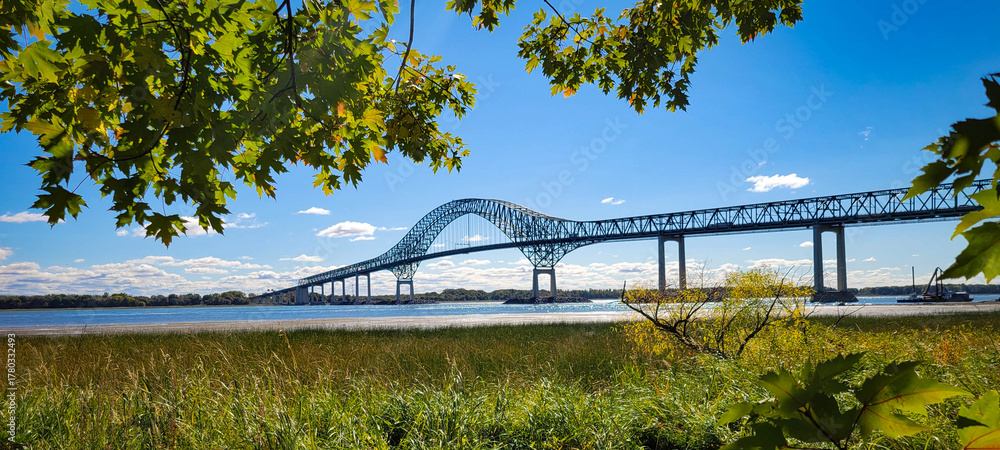 Naklejka premium Pont Laviolette in Trois-Rivières, Québec, Canada
