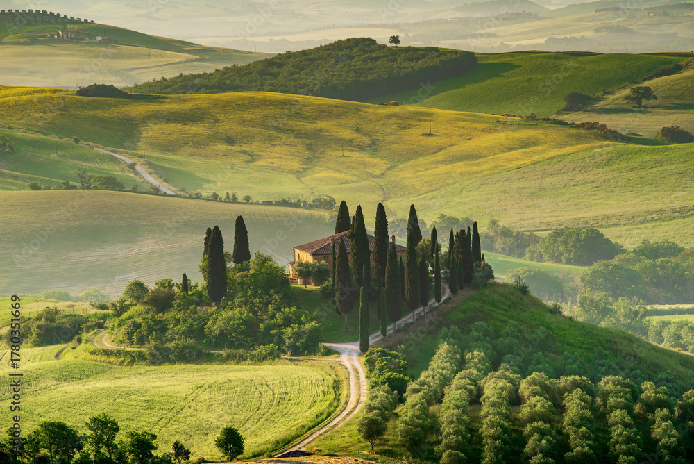 Naklejka premium Val d'Orcia, Tuscany. Podere in San Quirico d'Orcia, beautiful spring tuscan landscape in Italy.