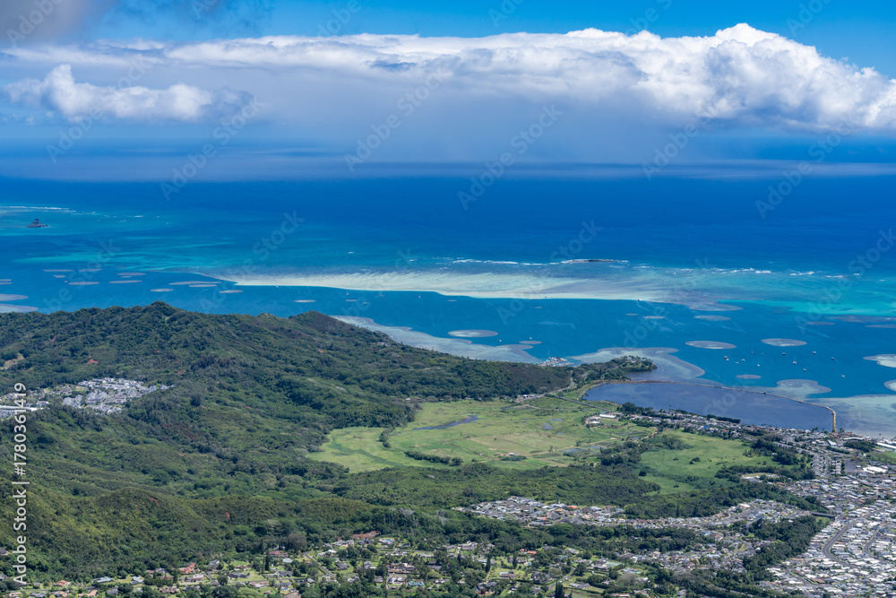 Obraz premium Heʻeia Pond. Moanalua Ridge Trail to the Haiku Stairs (Stairway To Heaven), Honolulu, Oahu, Hawaii. Koʻolau Range / shield. Kāneʻohe Bay is argest sheltered body of water in the main Hawaiian Islands.