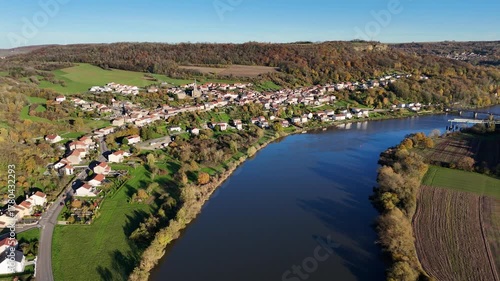 vue panoramique aérienne au dessus de la Moselle près de Contz-les-Bains, début novembre en automne. Ciel bleu et lumière contrastée en fin de journée sur les maisons blanches