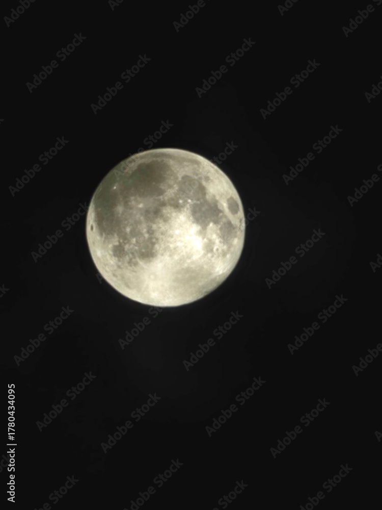 Obraz premium full moon over blue sky