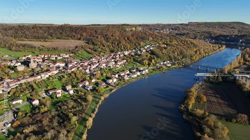 vue panoramique aérienne au dessus de la Moselle près de Contz-les-Bains, début novembre en automne. Ciel bleu et lumière contrastée en fin de journée sur les maisons blanches