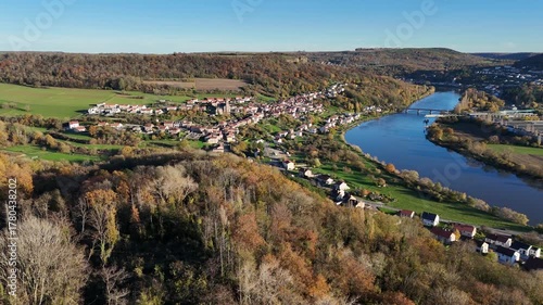 vue panoramique aérienne au dessus de la Moselle près de Contz-les-Bains, début novembre en automne. Ciel bleu et lumière contrastée en fin de journée sur les maisons blanches