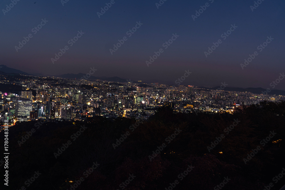 Fototapeta premium 가을날, 남산에서 만나는 서울 동쪽 부분야경 비교적 낮은 산 때문에 평지처럼 보인다