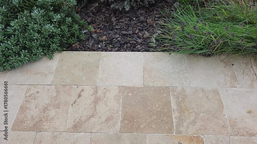 Dallage en pierre naturelle, terrasse en travertin