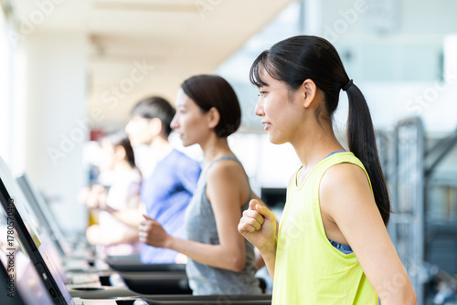 ジムで走る若い女性　撮影協力：スポーツクラブ&サウナスパ ルネサンス 幕張24