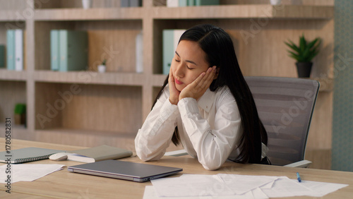 Foto Pensive sad upset dreaming Asian Japanese business woman female girl Korean busi