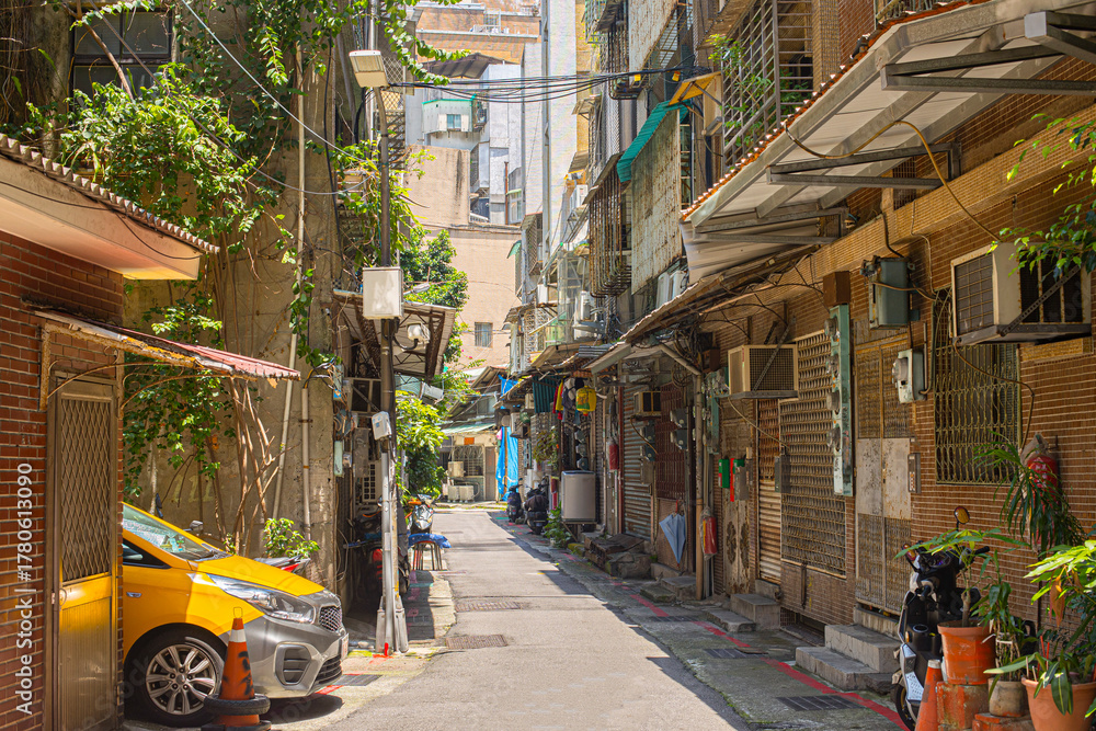 Obraz premium Small alleys in old buildings. Street photography in Taipei, Taiwan