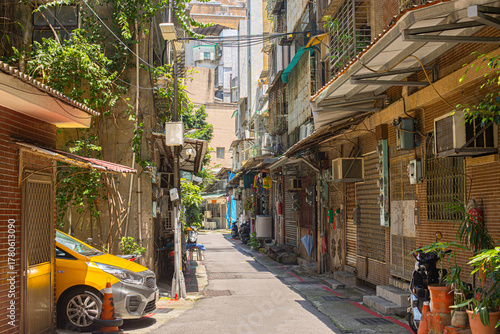 Fototapeta Naklejka Na Ścianę i Meble -  Small alleys in old buildings. Street photography in Taipei, Taiwan