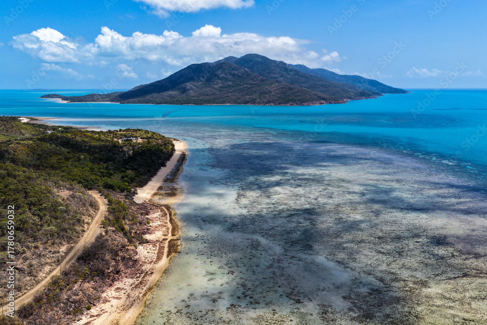 Obraz premium A breathtaking aerial view of Hydeaway Bay on Queensland’s Whitsunday Coast. The turquoise waters, white sandy beaches, and lush tropical landscape create a serene coastal paradise.