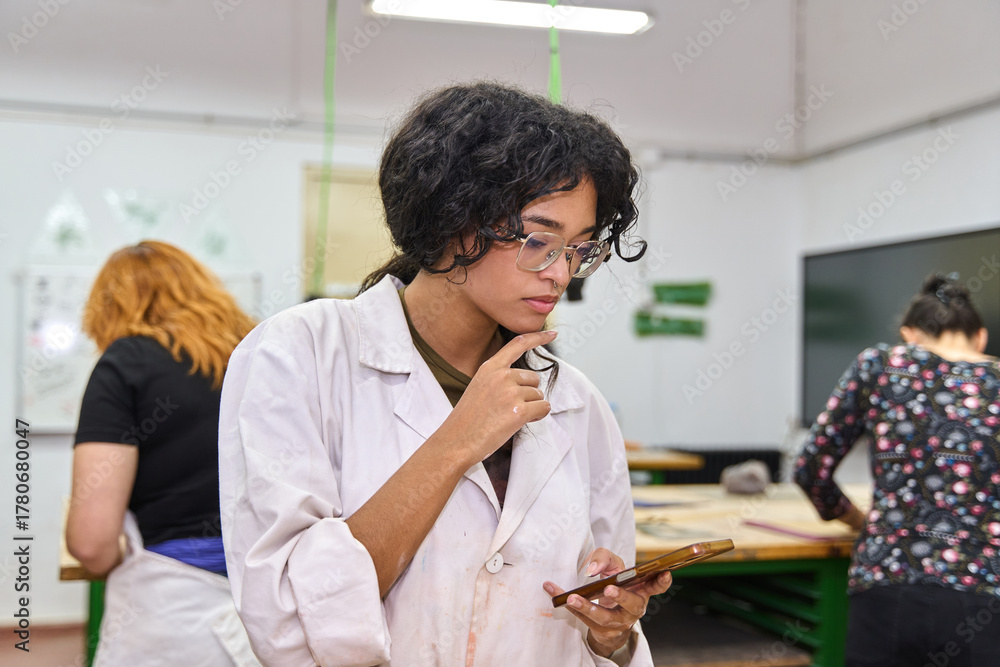 Obraz premium Student thinking about ideas in art class