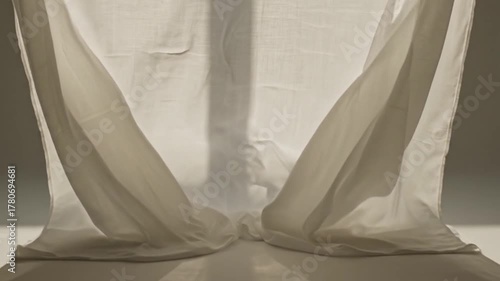 白リネン背景 陽光スタジオの柔らかい光