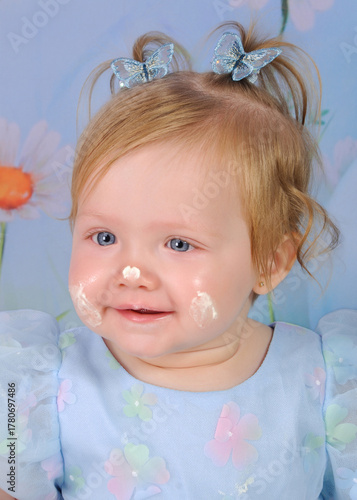 Bebe adorável menina  completa um aninho com bolo