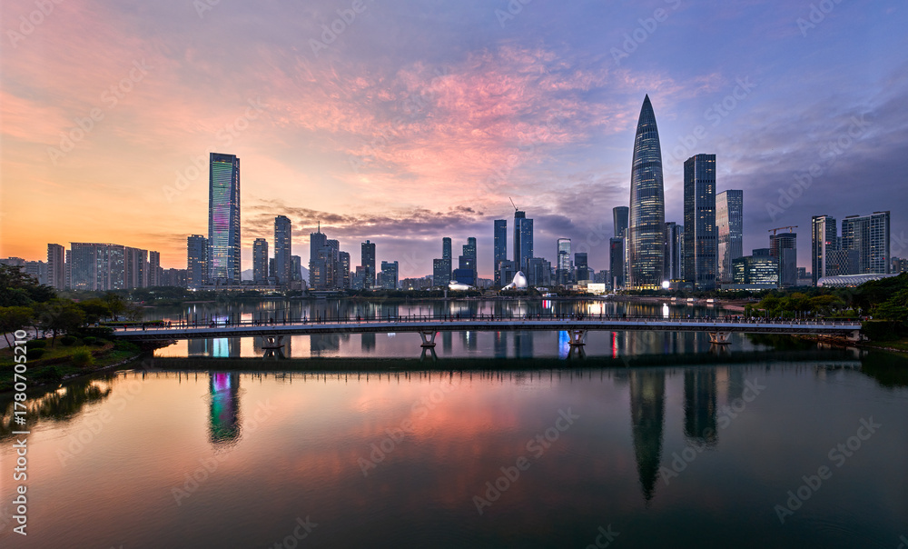Fototapeta premium shenzhen city skyline at sunset