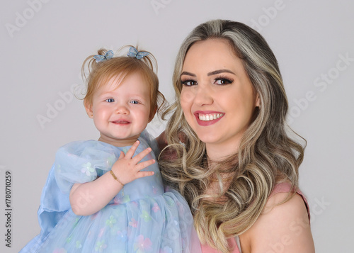 mae com filha bebe menina adoravel  
